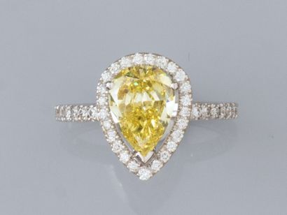 null Bague en or gris 750°/°°(18K), sertie d'un beau diamant jaune taillé en poire...
