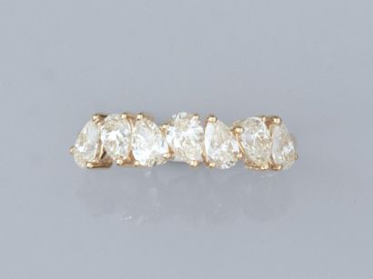 null Bague en or jaune 750°/°°(18K) , sertie de sept diamants taillés en poires sur...