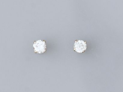 null Paire de puces en or gris 585°/°°(14K), chacune est sertie d'un diamant taille...