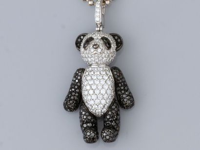 null QEELIN, pendentif panda "Bo Bo" en or gris 750°/°°(18K) articulé, serti de diamants...