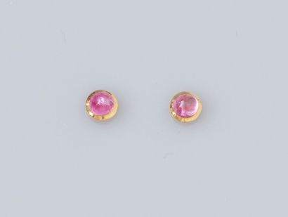 null Pair of earrings in yellow gold 750°/°°(18K), each set with a cabochon ruby...