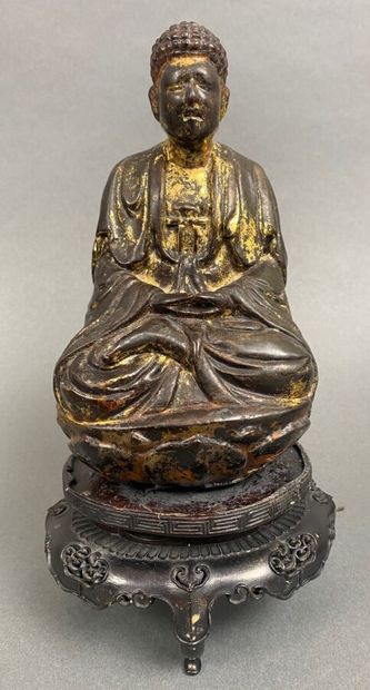 VIETNAM. Bouddha assis en bois sculpté noirci...