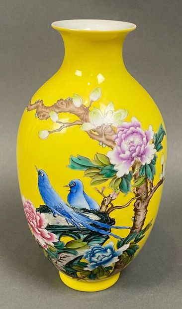 Chine. Vase de forme ovoïde à décor polychrome...