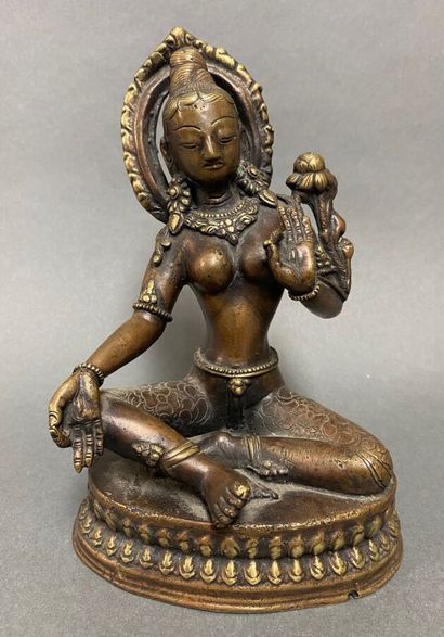 TIBET/NEPAL. Tara assise en bronze à patine...