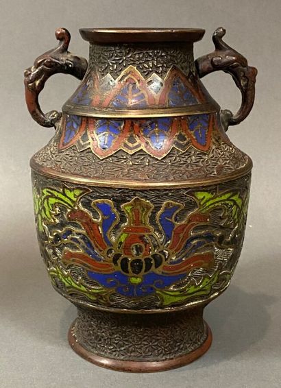 Chine. Vase à anses en métal cloisonnées...