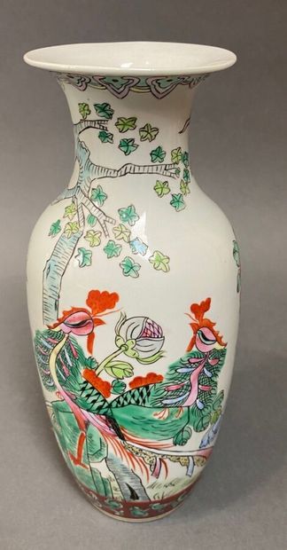 Chine. Petit vase en porcelaine à décor polychrome...