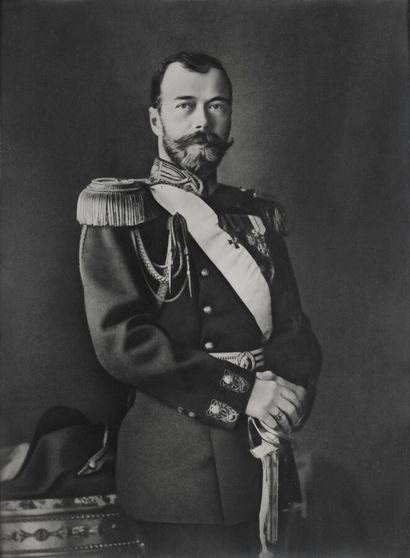 null Photographie. Grand portrait officiel de l'Empereur Nicolas II, en uniforme...