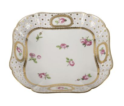 null Manufacture Royale de Sèvres. Compotier carré en porcelaine, à grand décor floral...