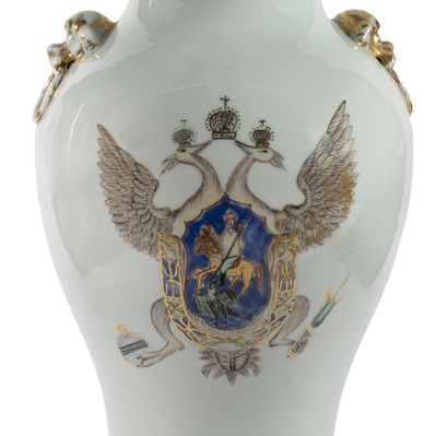 null Grand vase en porcelaine peinte, au grand aigle bicéphale russe sur les deux...