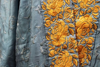null BABANI, 98 Bd Haussmann, Paris
Blue silk inner coat embroidered with tone-on-tone...