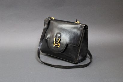 null HERMES Paris
Sac bandoulière Sandrine en box noir, 24 x 19 x 6 cm (usures, bandoulière...