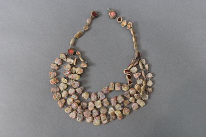 null Line VAUTRIN
Four rows necklace in beige Talosel inlaid with amber pink mirrors,...