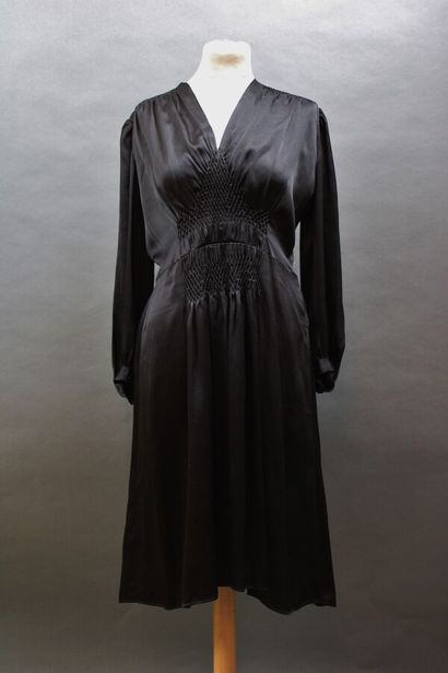Anonyme, circa 1940
Deux robes, une en satin...