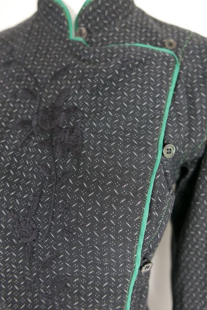 null KENZO, 
Ensemble veste et jupe d'inspiration 1900 en coton noir à petits motifs...