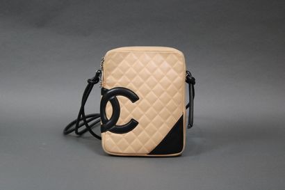 null CHANEL Made in Italy
Sac bandoulière « Cambon" en cuir beige et noir, 20 X 26...