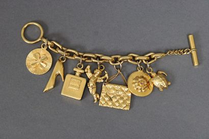 CHANEL
Bracelet « Charms » en métal doré...