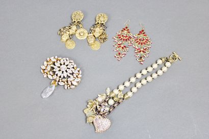 Lot of costume jewelry including a pair of...