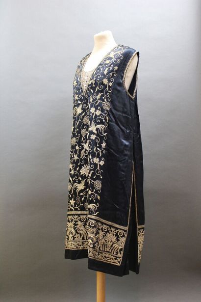 null Anonyme, années 1930
Robe en satin de soie bleu nuit, broderies or, T.38 en...