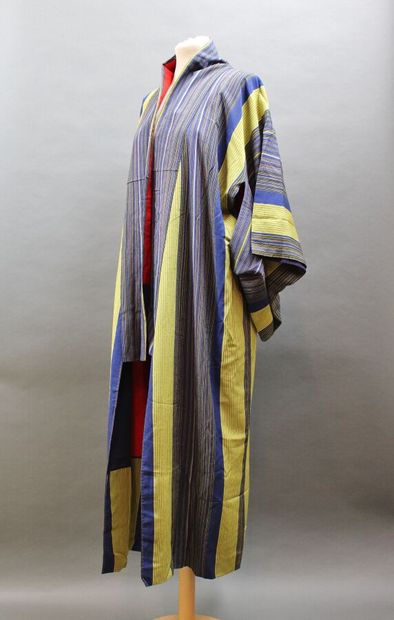 null Kimono en soie rayée dans les tons bleu, gris et jaune, doublure rouge , T.38...
