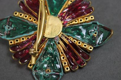 null CHANEL Made in France
Flower brooch in glass paste, gold metal and rhinestones...