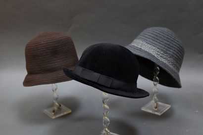 null Lot de trois chapeaux dont un en velours noir surpiqué et noeud en gros grain,...