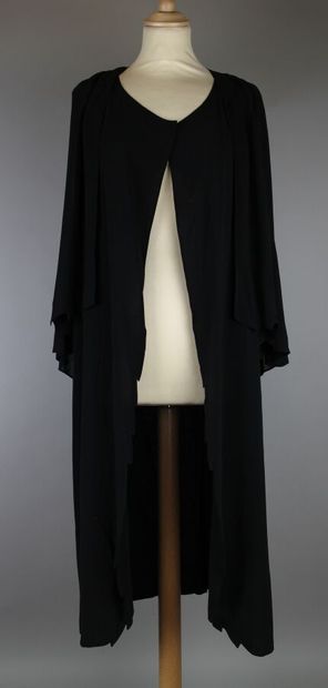 null Anonymous
Black crepe sleeveless evening coat