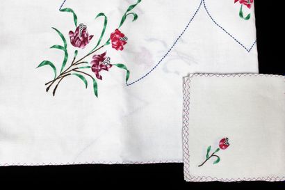 null Lot: small tablecloth, embroidery, crossed days and bordered with Point de Paris,...
