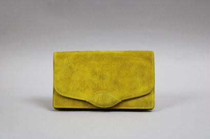 null HERMES Paris
Pochette en veau velours safran (petites salissures et accident...