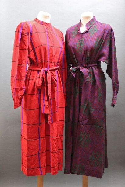 null Set of 4 dresses :
GUY LAROCHE Diffusion
3 dresses, one in purple, burgundy...