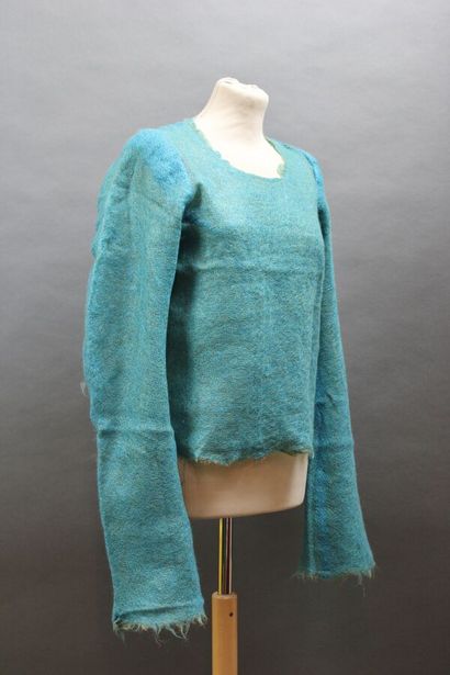 null Junya WATANABE, circa 1993
Pull double maille en lainage bleu, (sample). T.38...