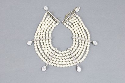 null Jacqueline de Ribes
Collier ras du cou, 6 rangs de perles et strass en forme...