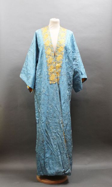 null BABANI, 98 Bd Haussmann, Paris
Blue silk inner coat embroidered with tone-on-tone...
