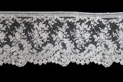 null Large yardage of needlepoint, 19th century: 10m 70 in 3 cuts 5m80 +2m50 +2m40...