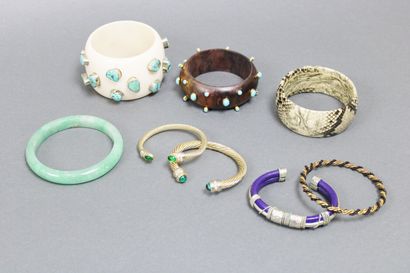 null Anonymous
Lot of 8 different bracelets, wood, metal, jadeite, colored stone...