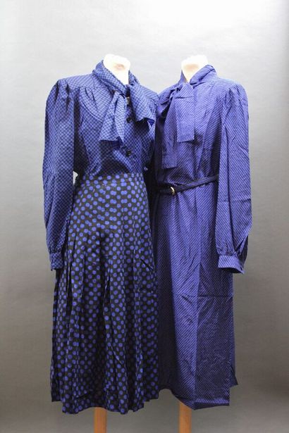 null GIVENCHY 5 et GIVENCHY Nouvelle Boutique, années 70
Robe en soie bleue à rayures...
