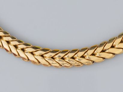 null Collier en or jaune 750°/°°(18K) , à maille tressée plate en chute. 49.3 g....