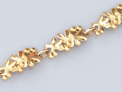 null Bracelet Art Nouveau en or jaune 750°/°°(18K), à décor de feuilles de marronnier...