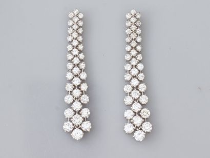 null Paire de boucles d'oreilles cascades de diamants en or gris 750°/°°(18K), serties...