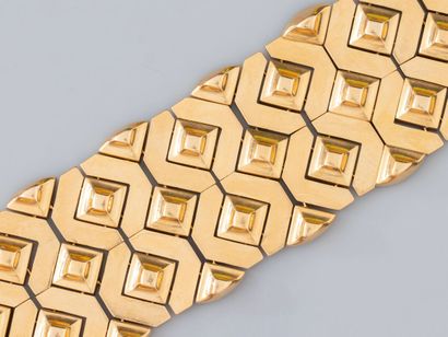 null Bracelet manchette en or jaune 750°/°°(18K) , à maille articulée à décor géométrique....