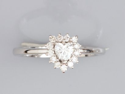 null Bague coeur en or gris 750°/°°(18K), sertie d'un diamant taillé en coeur de...