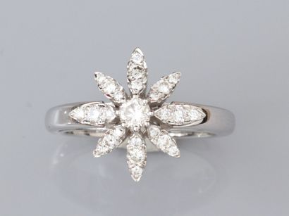 null Bague fleur en or gris 750°/°°(18K), sertie de diamants taille brillant. 5.7...