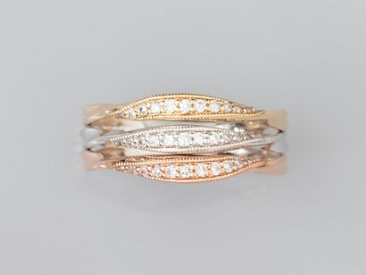 null Bague bandeau ajouré, trois ors en or 375°/°°, sertie de petits diamants en...