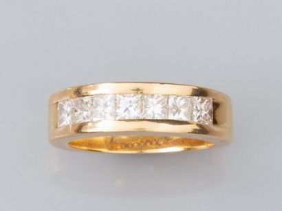 null Anneau en or jaune 750°/°°(18K), serti de sept diamants taille princesse pour...