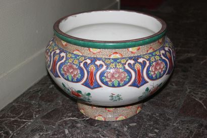 null Important cache pot en ceramique à décor de fleurs de lotus sur fond bleu et...