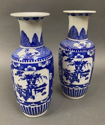CHINE. Paire de vases balustres en porcelaine...