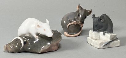 null Royal Copenhague. Trois petites souris en porcelaine émaillée. Marquées sous...