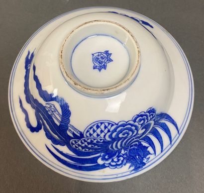 null CHINE. Coupelle en porcelaine blanc bleu à décor de dragons stylisés et de poissons....