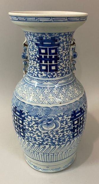 null CHINE. Grand vase de forme balustre en porcelaine blanc bleu à motifs floral...