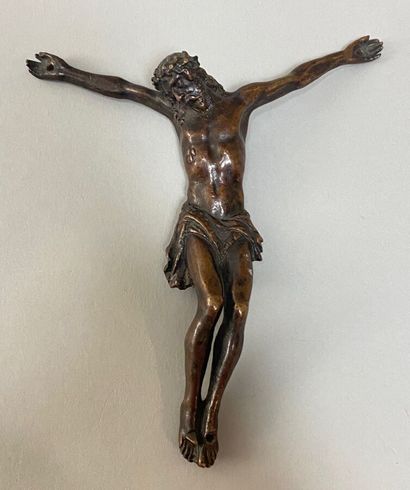 null Christ en croix en bronze à patine, travail probablement du XVII-ème Siècle....