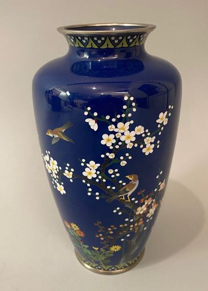 JAPON. Vase en métal cloisonné à décor polychrome...